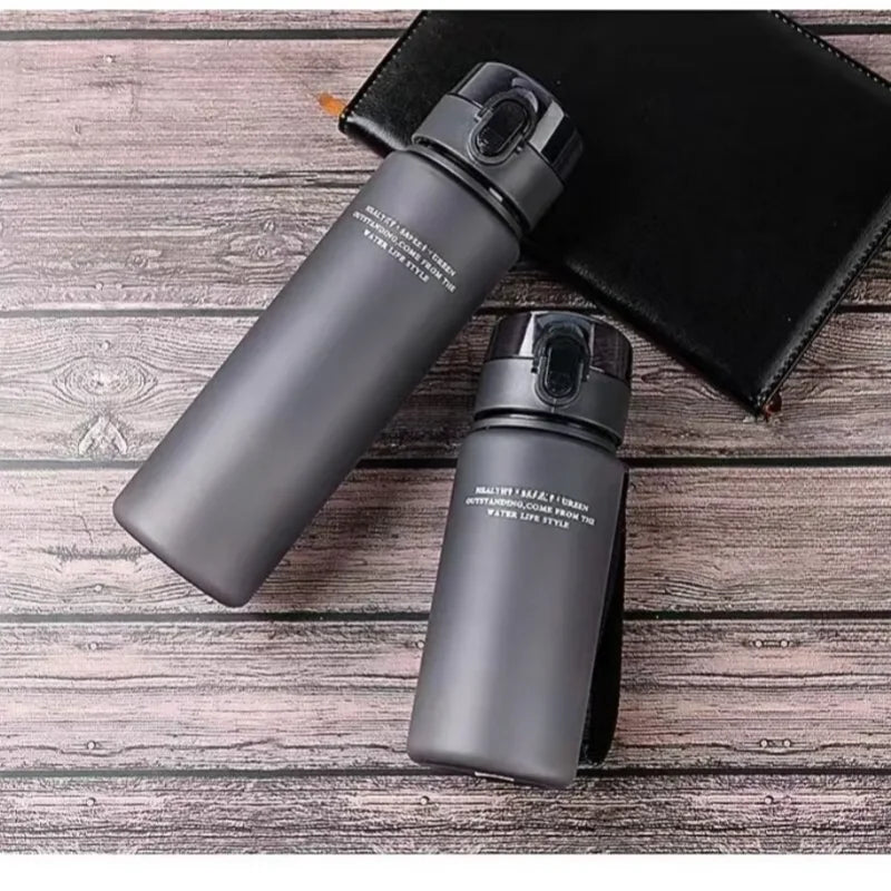 Garrafa Térmica Esportiva Premium 400ml e 560ml com isolamento térmico, vedação antivazamento e design moderno para conservar bebidas quentes e geladas.