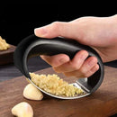 Triturador de Alho Manual Premium em aço inoxidável, resistente e ergonômico, ideal para triturar alho e gengibre com praticidade e sem deixar cheiro nas mãos.
