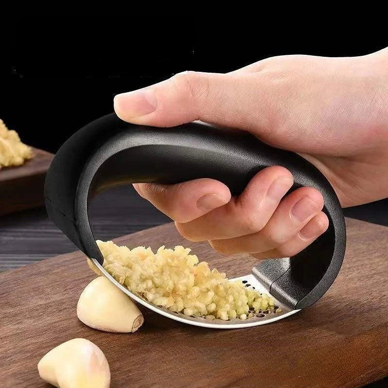 Triturador de Alho Manual Premium em aço inoxidável, resistente e ergonômico, ideal para triturar alho e gengibre com praticidade e sem deixar cheiro nas mãos.